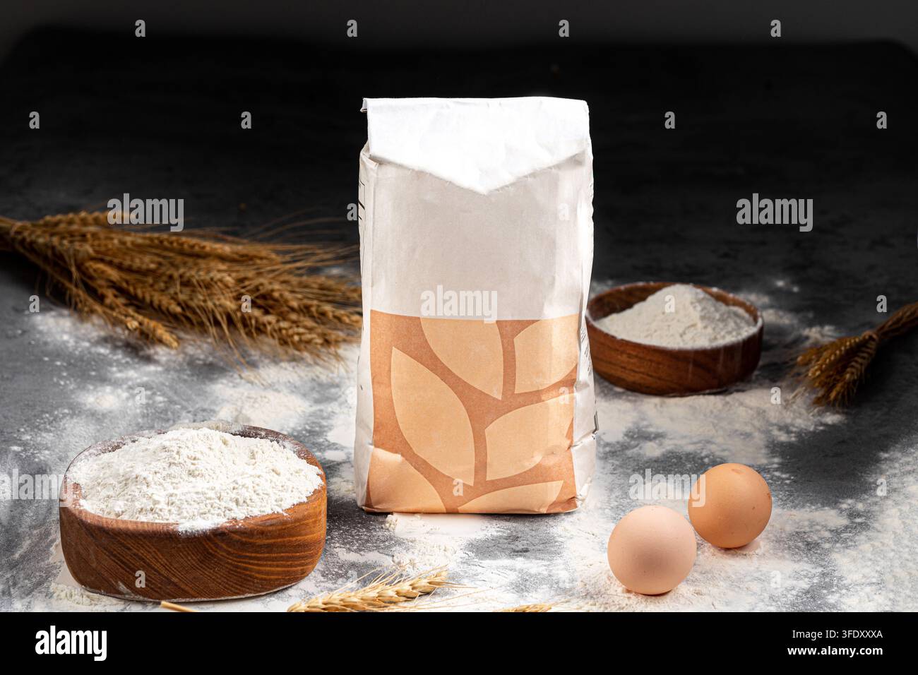 Modello di sacchetto di carta di farina di grano con uova sul tavolo Foto Stock