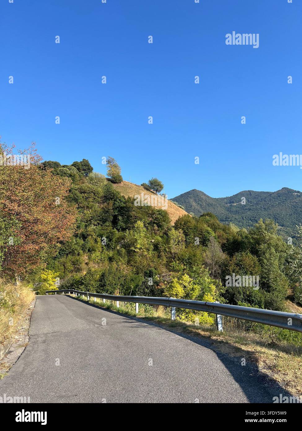 Viste incantevoli di Iseo, Italia, con il Lago d'Iseo, strade pittoresche, case colorate, balconi pieni di fiori e un'atmosfera italiana autentica. - Immagine stock catturata con smartphone