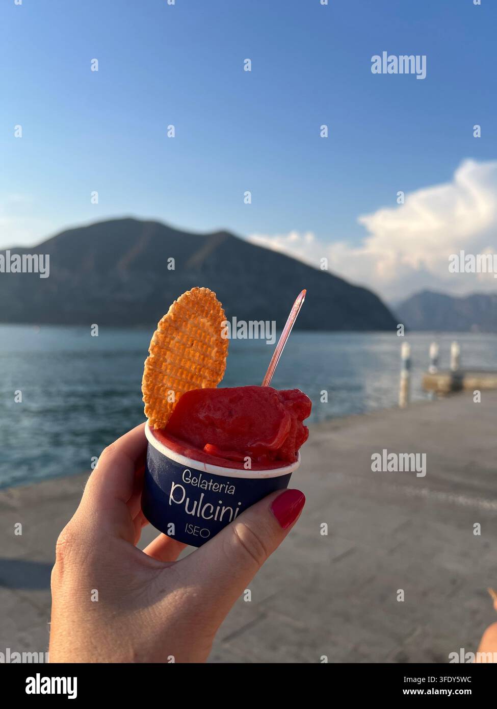 Viste incantevoli di Iseo, Italia, con il Lago d'Iseo, strade pittoresche, case colorate, balconi pieni di fiori e un'atmosfera italiana autentica. - Immagine stock catturata con smartphone