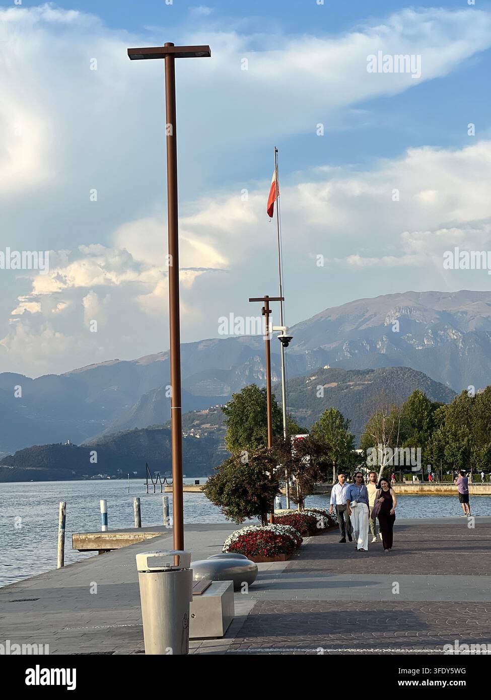 Viste incantevoli di Iseo, Italia, con il Lago d'Iseo, strade pittoresche, case colorate, balconi pieni di fiori e un'atmosfera italiana autentica. - Immagine stock catturata con smartphone