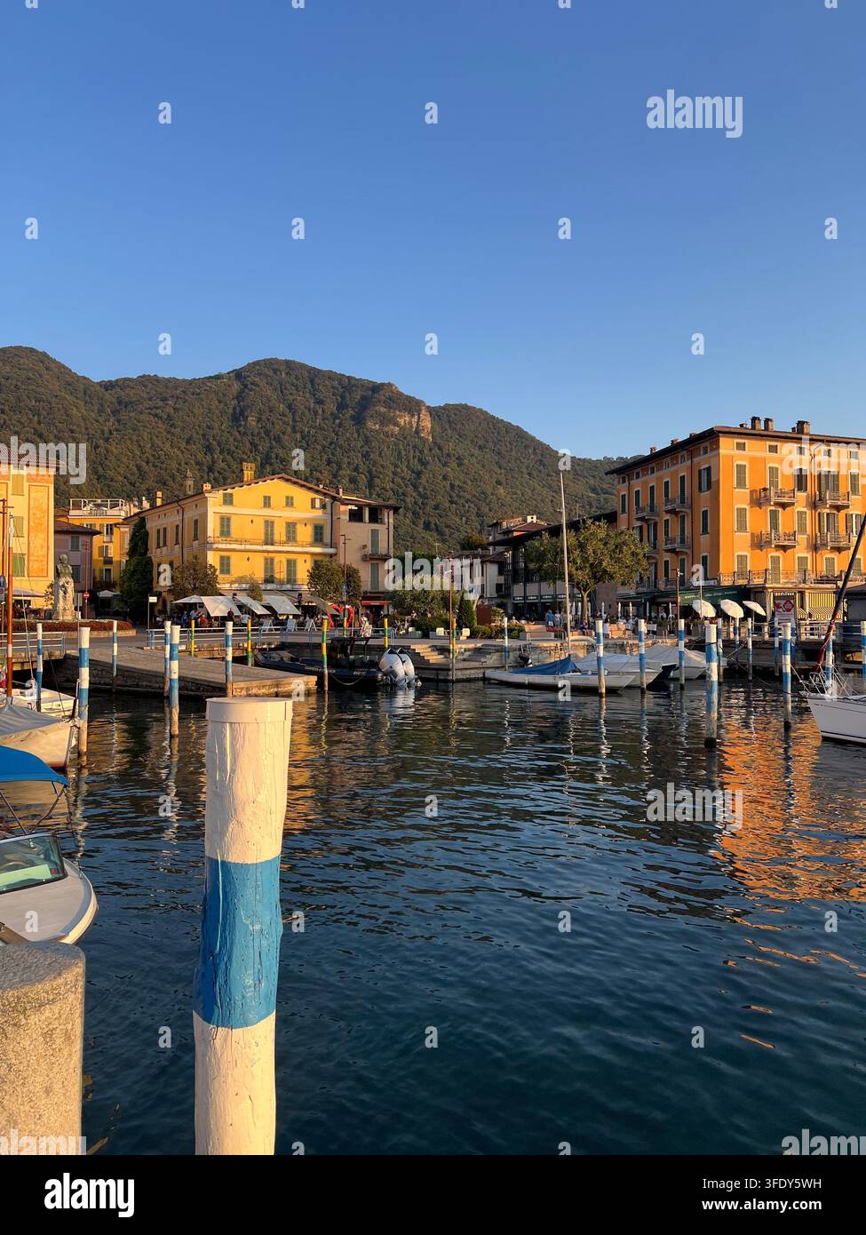Viste incantevoli di Iseo, Italia, con il Lago d'Iseo, strade pittoresche, case colorate, balconi pieni di fiori e un'atmosfera italiana autentica. - Immagine stock catturata con smartphone