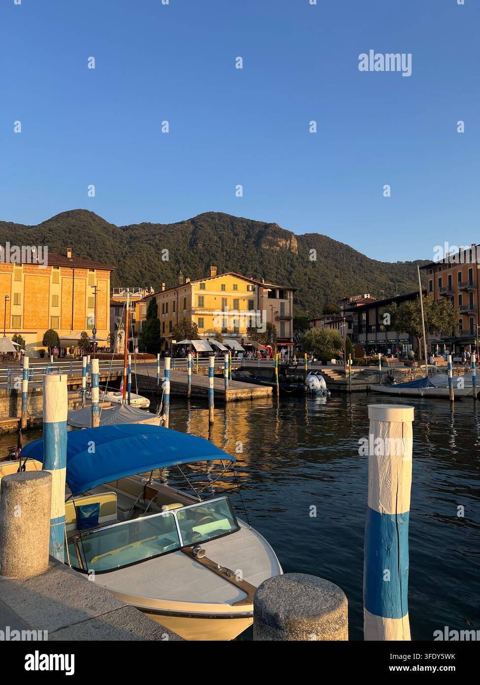 Viste incantevoli di Iseo, Italia, con il Lago d'Iseo, strade pittoresche, case colorate, balconi pieni di fiori e un'atmosfera italiana autentica. - Immagine stock catturata con smartphone