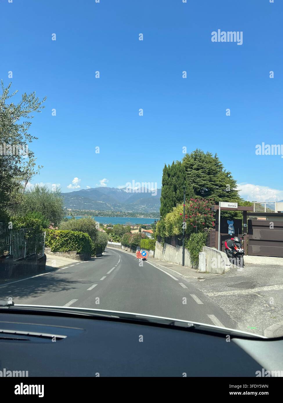 Viste incantevoli di Iseo, Italia, con il Lago d'Iseo, strade pittoresche, case colorate, balconi pieni di fiori e un'atmosfera italiana autentica. - Immagine stock catturata con smartphone