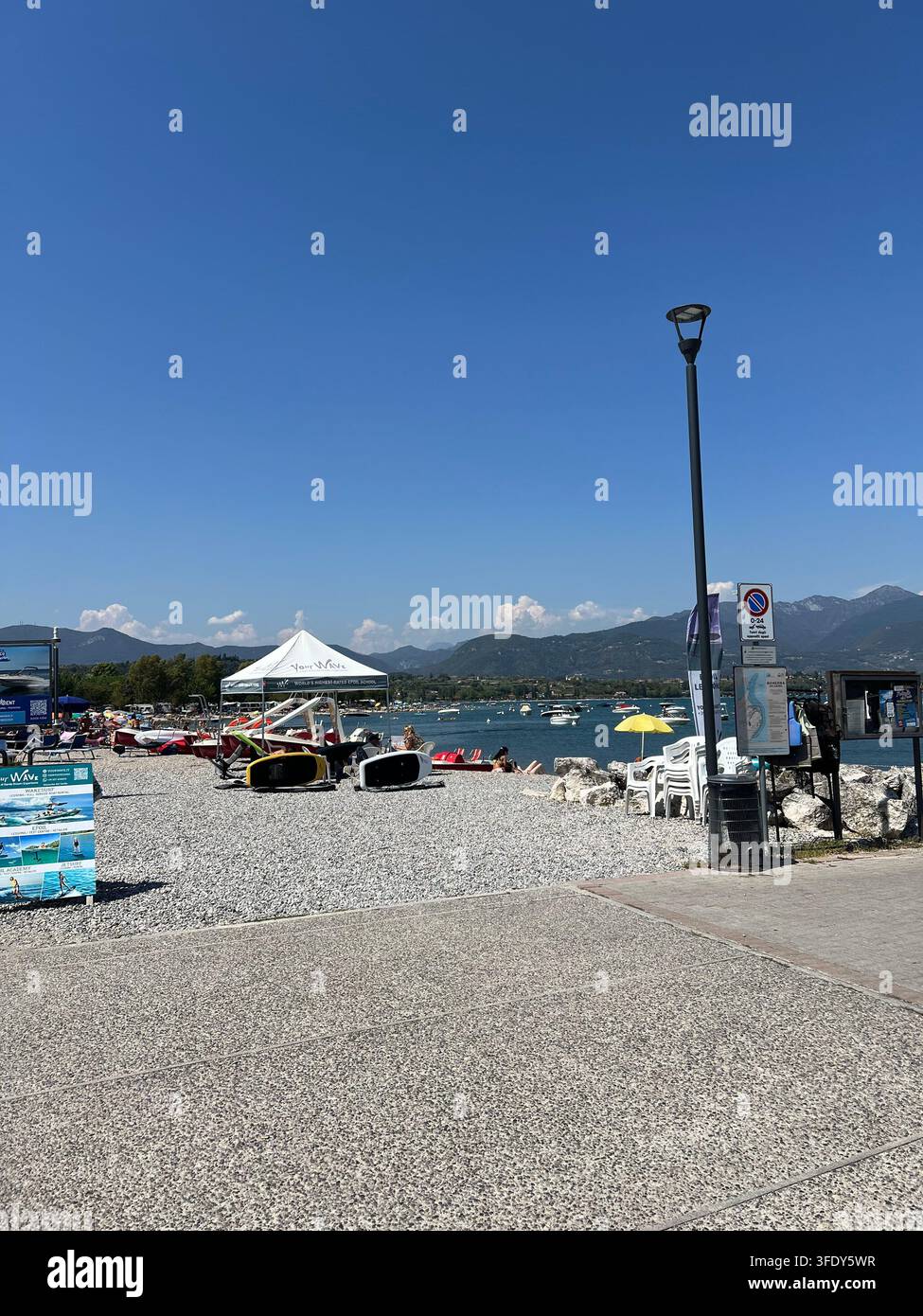 Viste incantevoli di Iseo, Italia, con il Lago d'Iseo, strade pittoresche, case colorate, balconi pieni di fiori e un'atmosfera italiana autentica. - Immagine stock catturata con smartphone