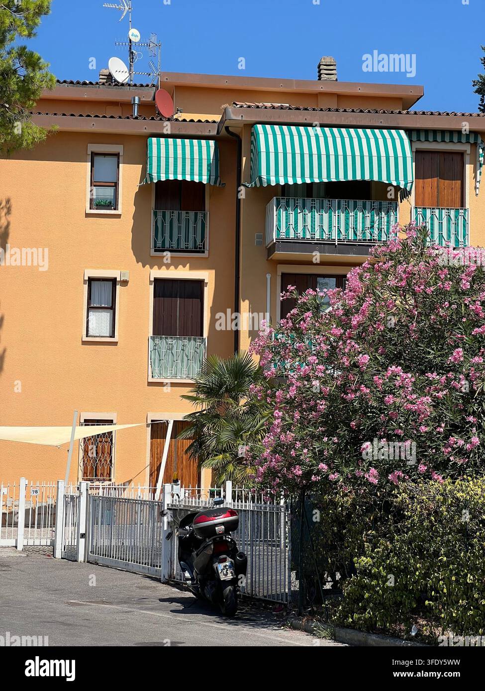Viste incantevoli di Iseo, Italia, con il Lago d'Iseo, strade pittoresche, case colorate, balconi pieni di fiori e un'atmosfera italiana autentica. - Immagine stock catturata con smartphone