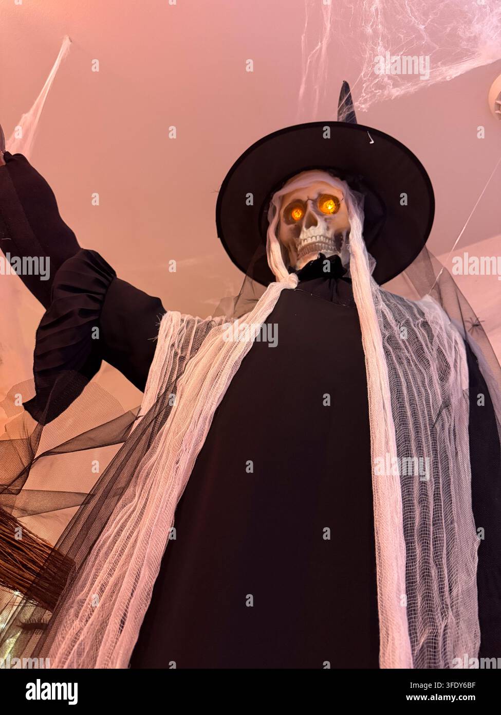 Scheletro di strega di Halloween con occhi luminosi, decorazione sospesa spettrale Foto Stock