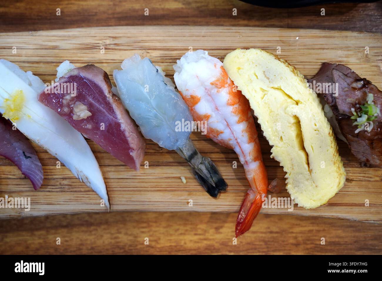 Vista dall'alto di un vassoio di sushi premium assortito su una tavola di legno Foto Stock