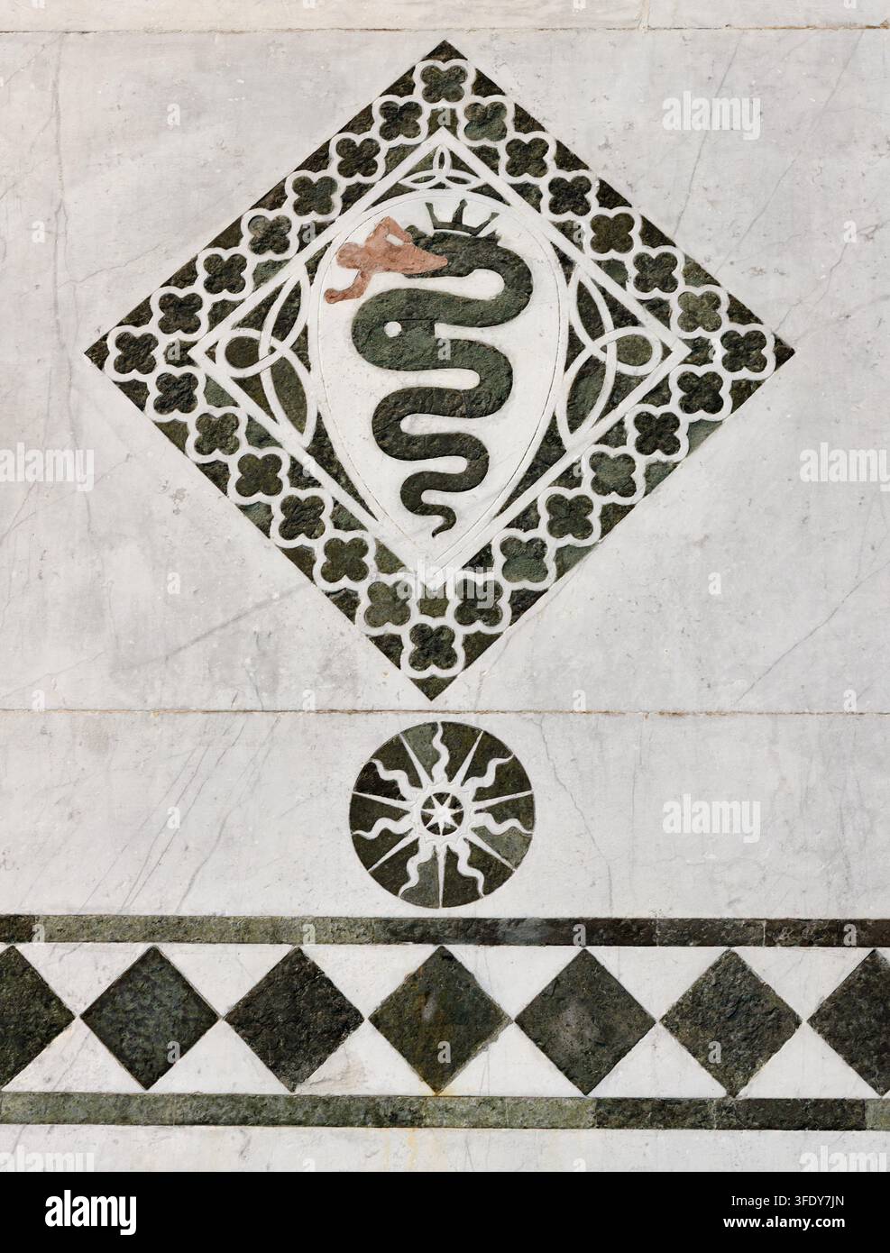 LUCCA, ITALIA - 23 GIUGNO 2026: Il dettaglio delle intarsie di marmo medievali (serpente) della chiesa Cattedrale di San Martino di artista sconosciuto (1210 – 1230). Foto Stock