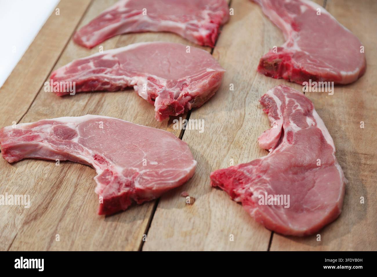 Fette di cotoletta di maiale crude. Carne cruda. Foto Stock