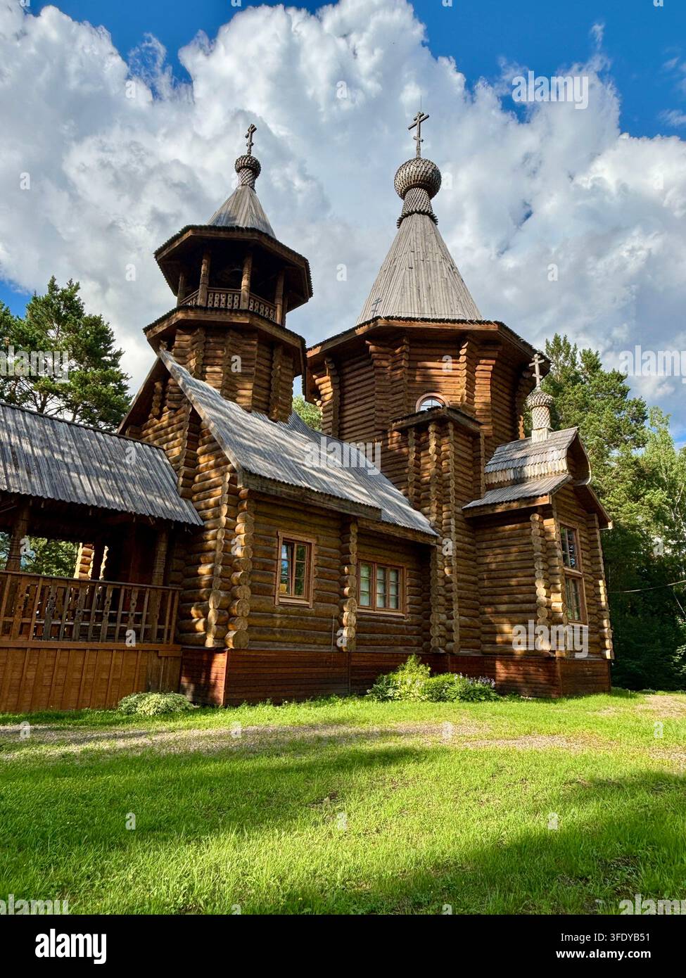Chiesa ortodossa in legno con cupole a cipolla, Znamensky Skit, Divnogorsk, Krasnoyarsk, Siberia, Russia. Settembre 2026 - Immagine stock catturata con smartphone