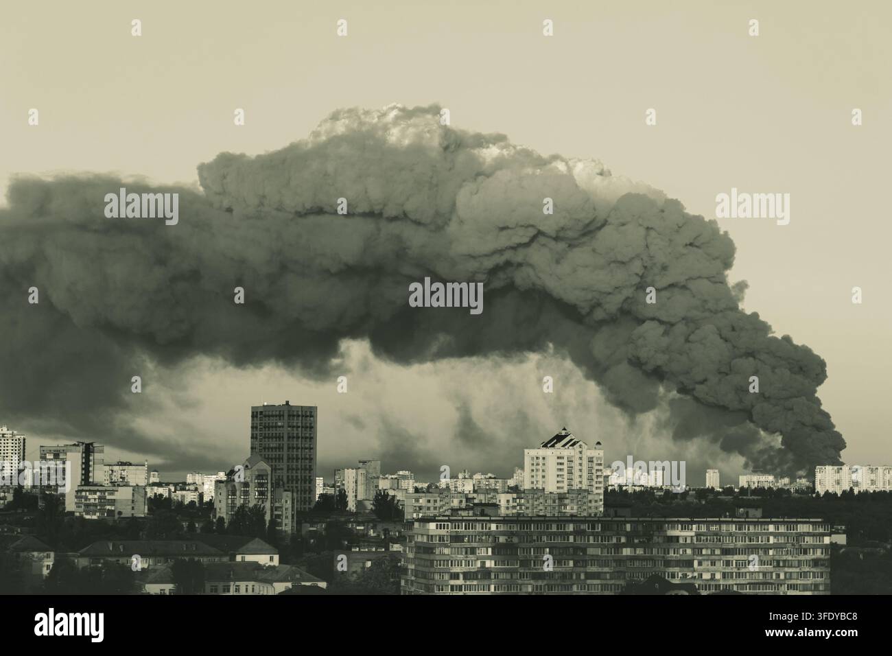 Fumo nero da un'esplosione a Kyiv, Ucraina, bianco e nero. Attacco missilistico a Kyiv. Enorme nuvola di fumo sul paesaggio urbano dopo i danni da allarme aereo Foto Stock
