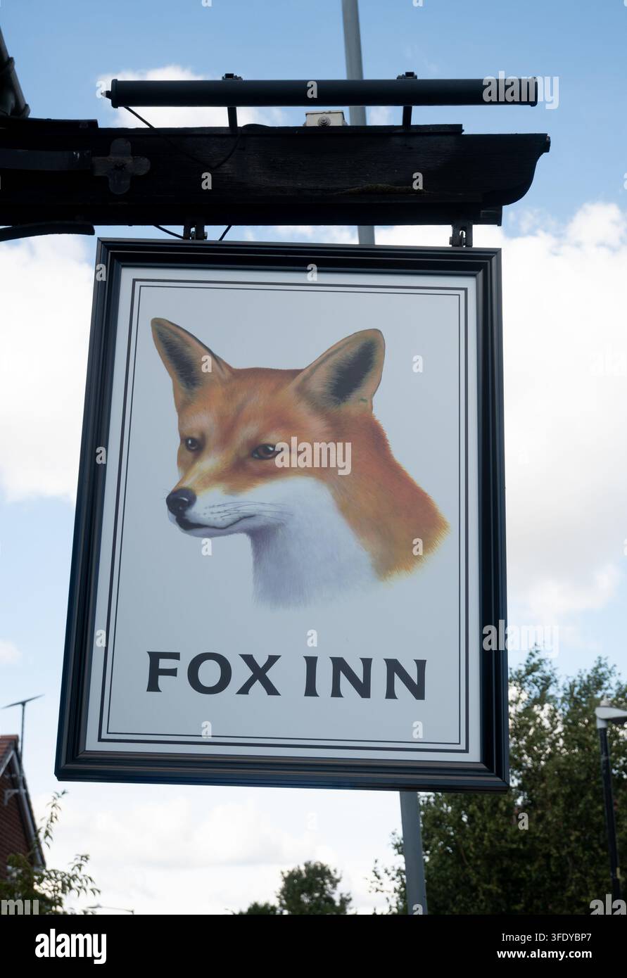 Insegna del Fox Inn, Attleborough, Nuneaton, Warwickshire, Inghilterra, Regno Unito Foto Stock
