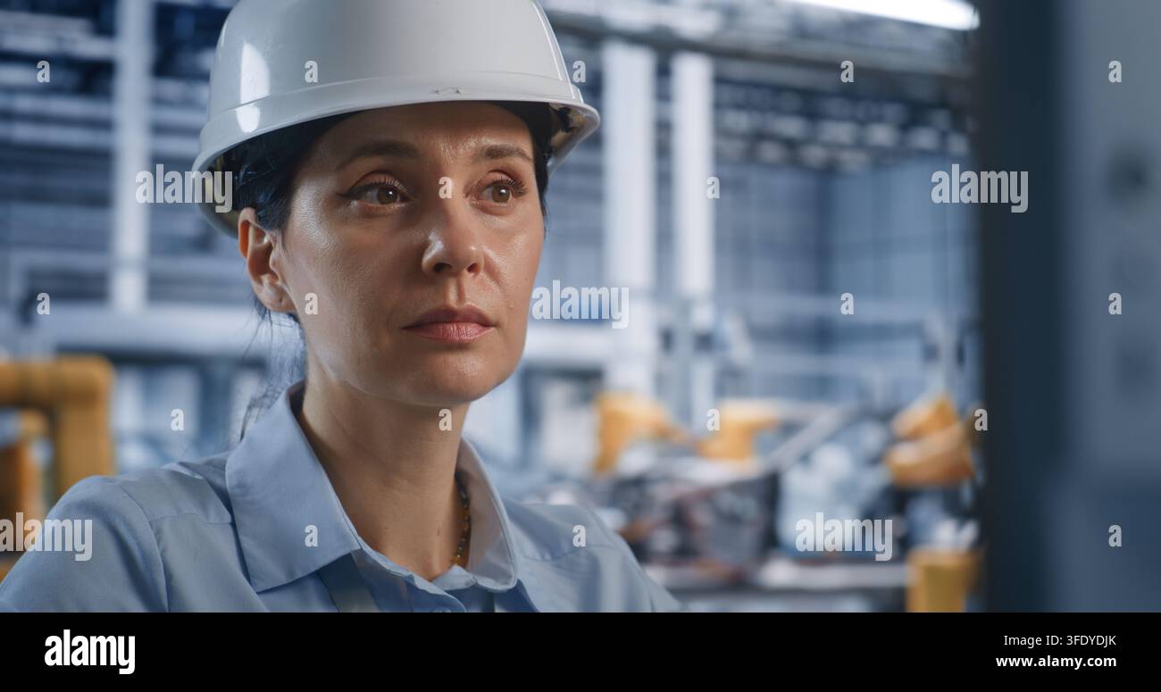 Primo piano di una tecnica che controlla un software moderno sullo schermo di un computer desktop in uno stabilimento di produzione intelligente. I sistemi ciber-fisici e i server cloud guidano processi efficienti di assemblaggio automobilistico. Foto Stock