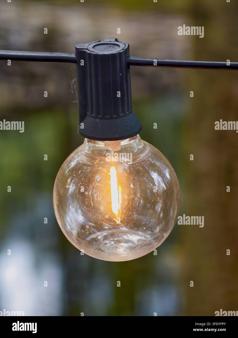 Ghirlanda LED retrò per esterni con lampadine rotonde trasparenti, elementi a filamento LED, design impermeabile IP44. Utilizzata per l'illuminazione decorativa per esterni e interni Foto Stock