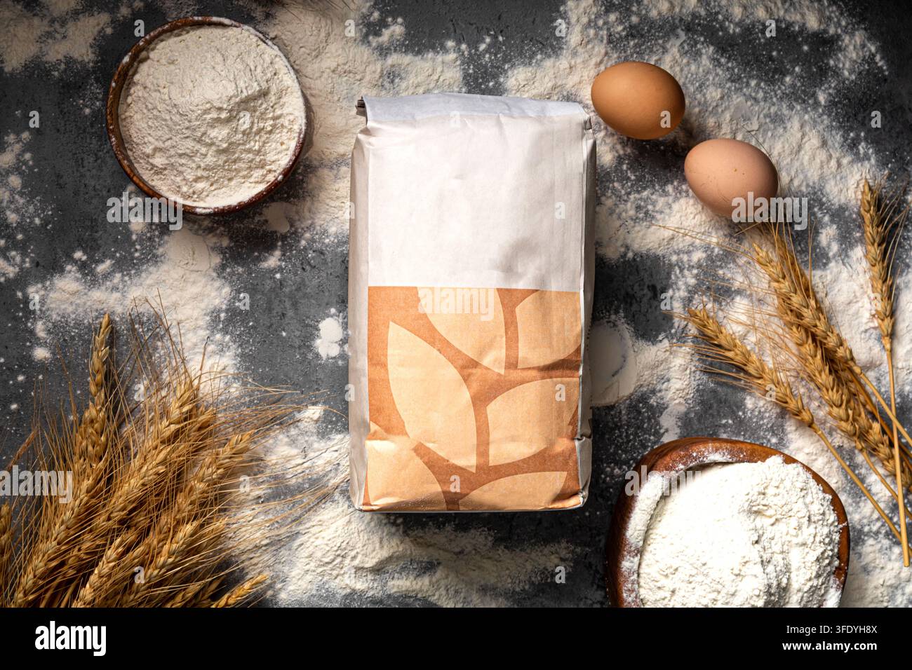Modello di sacchetto di carta di farina di grano con uova sul tavolo Foto Stock