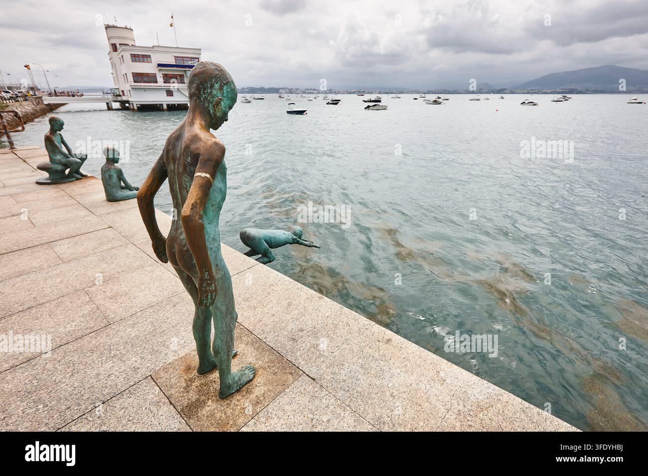 Sculture pittoresche di ragazzi sulla costa di Santander. Mare Cantabrico. Spagna Foto Stock