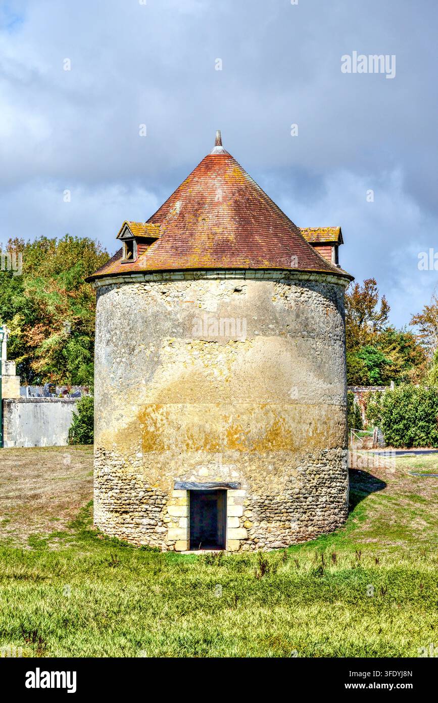 Esterno del colombaio circolare del XV secolo / il Pigeonnier Circulaire, 8 metri di diametro, per 4.000 uccelli - Le Louroux, Indre-et-Loire (37), Francia Foto Stock