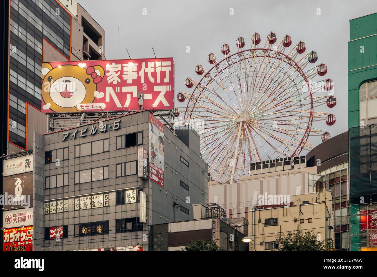 Ruota panoramica nORIA con il quartiere di intrattenimento Sapporo Susukino, paesaggio stradale al crepuscolo Foto Stock