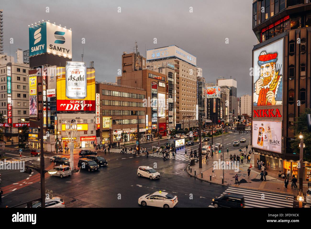 Susukino, Sapporo. Paesaggio stradale al crepuscolo con insegna Nikka Whisky e pubblicità al neon Asahi Superdry nel quartiere dello intrattenimento Foto Stock