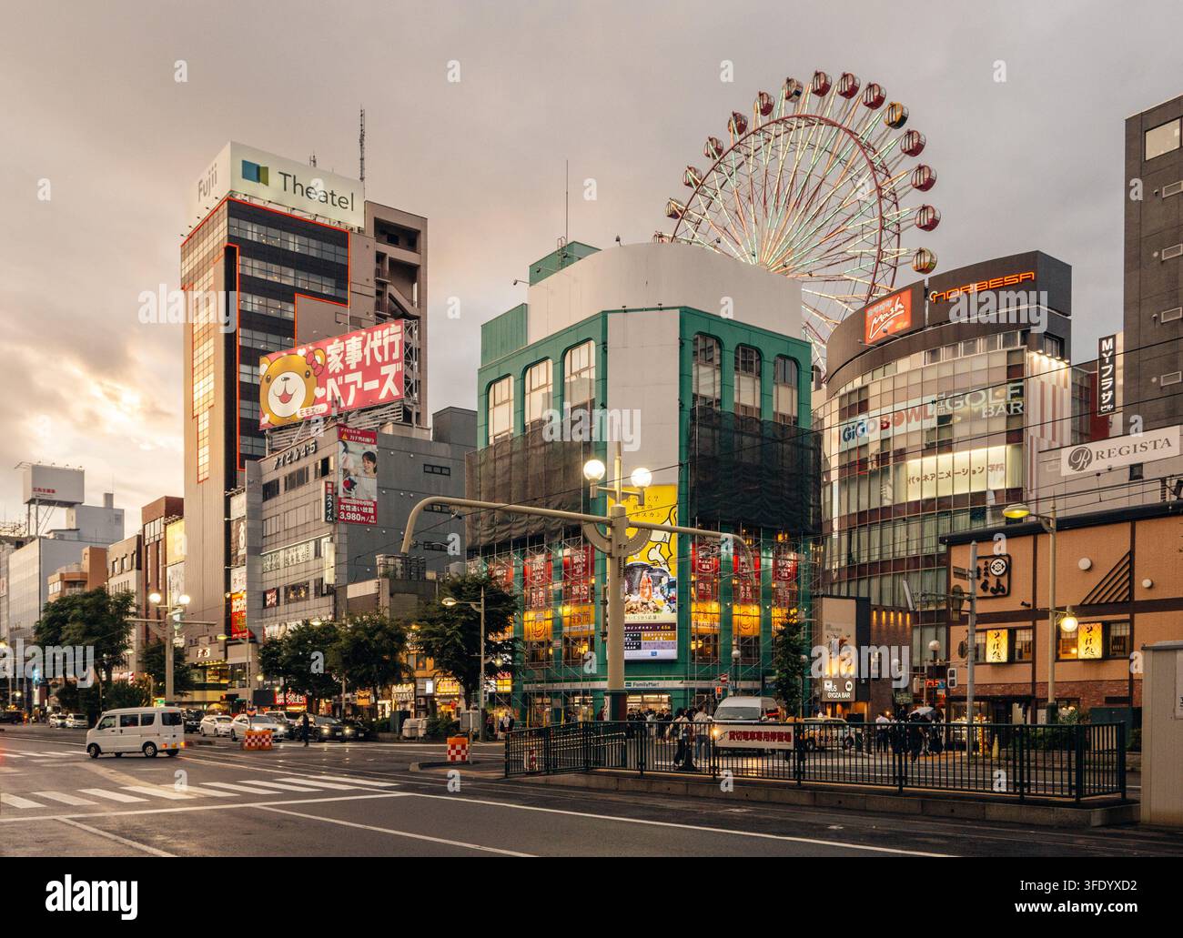 Ruota panoramica nORIA con il quartiere di intrattenimento Sapporo Susukino, paesaggio stradale al crepuscolo Foto Stock