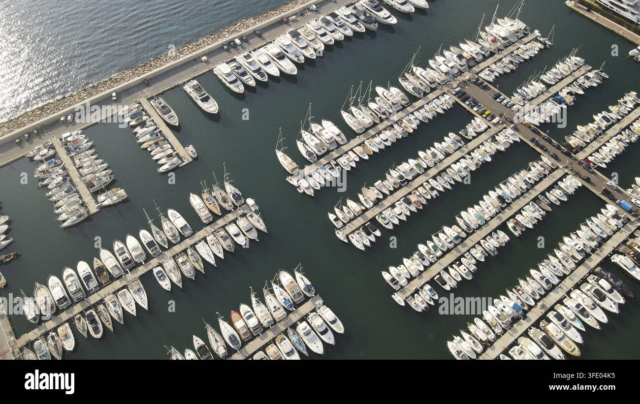 Vista aerea di una marina piena di barche disposte ordinatamente sotto la luce del sole, Fotografia a droni, Beaulieu-sur-Mer, Francia Foto Stock