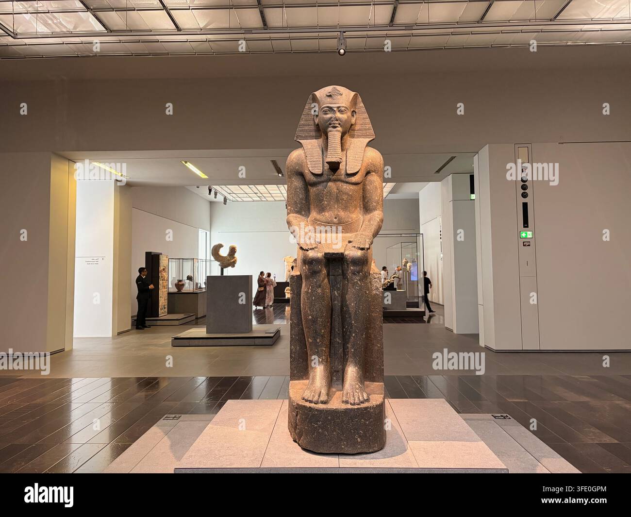 Museo Louvre di Abu Dhabi - 2026 -   Faraone Ramses II seduto sul suo trono, risalente al XIII secolo a.C., la statua risale al XIII secolo Foto Stock