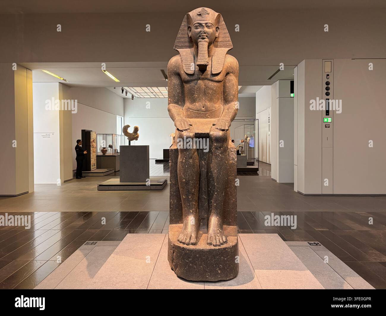 Museo Louvre di Abu Dhabi - 2026 -   Faraone Ramses II seduto sul suo trono, risalente al XIII secolo a.C., la statua risale al XIII secolo Foto Stock