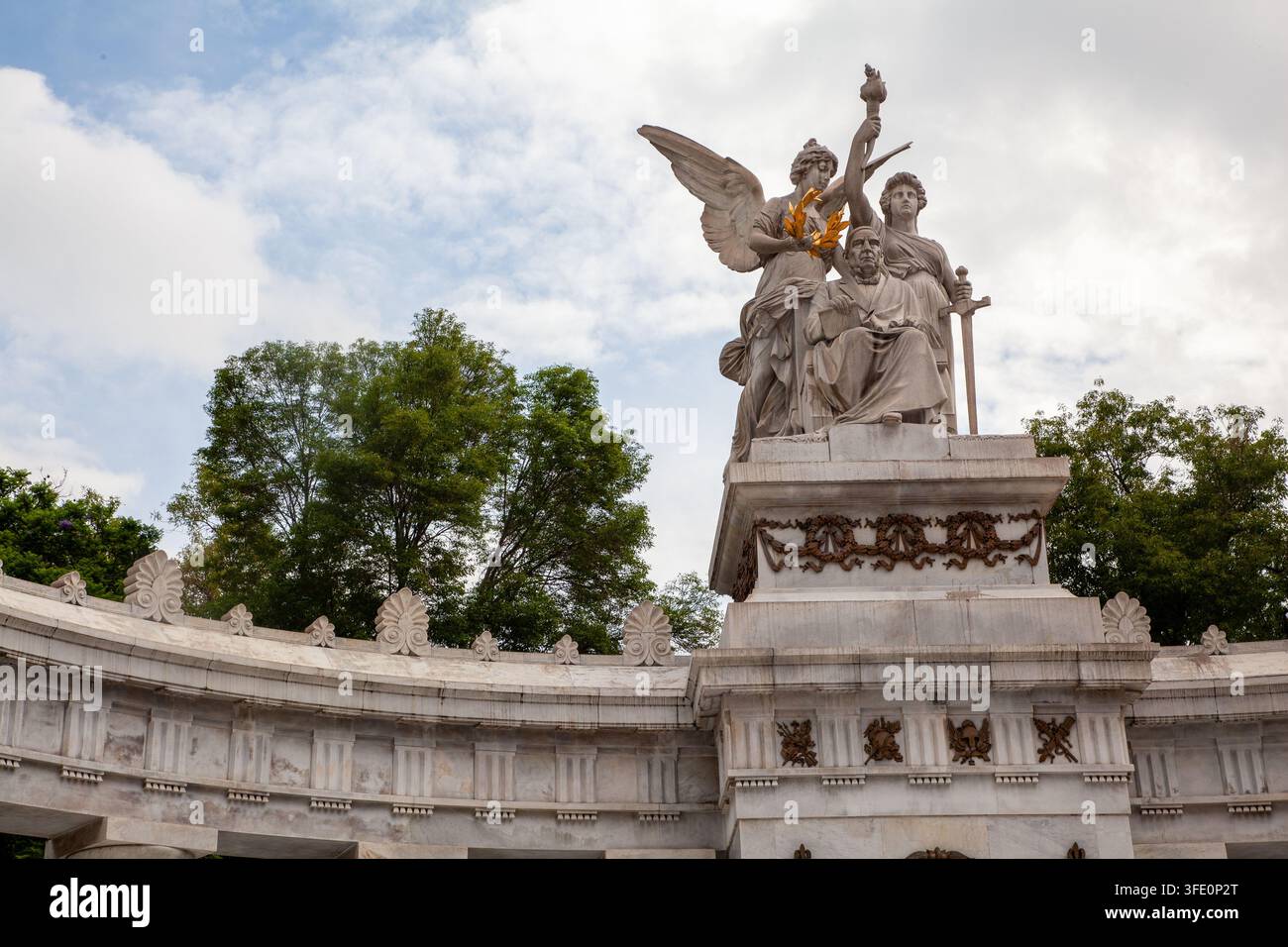 gruppo scultoreo centrale dell’emiciclo di Benito Juárez (Hemiciclo a Juárez), un famoso monumento neoclassico situato nel parco Alameda Central Foto Stock