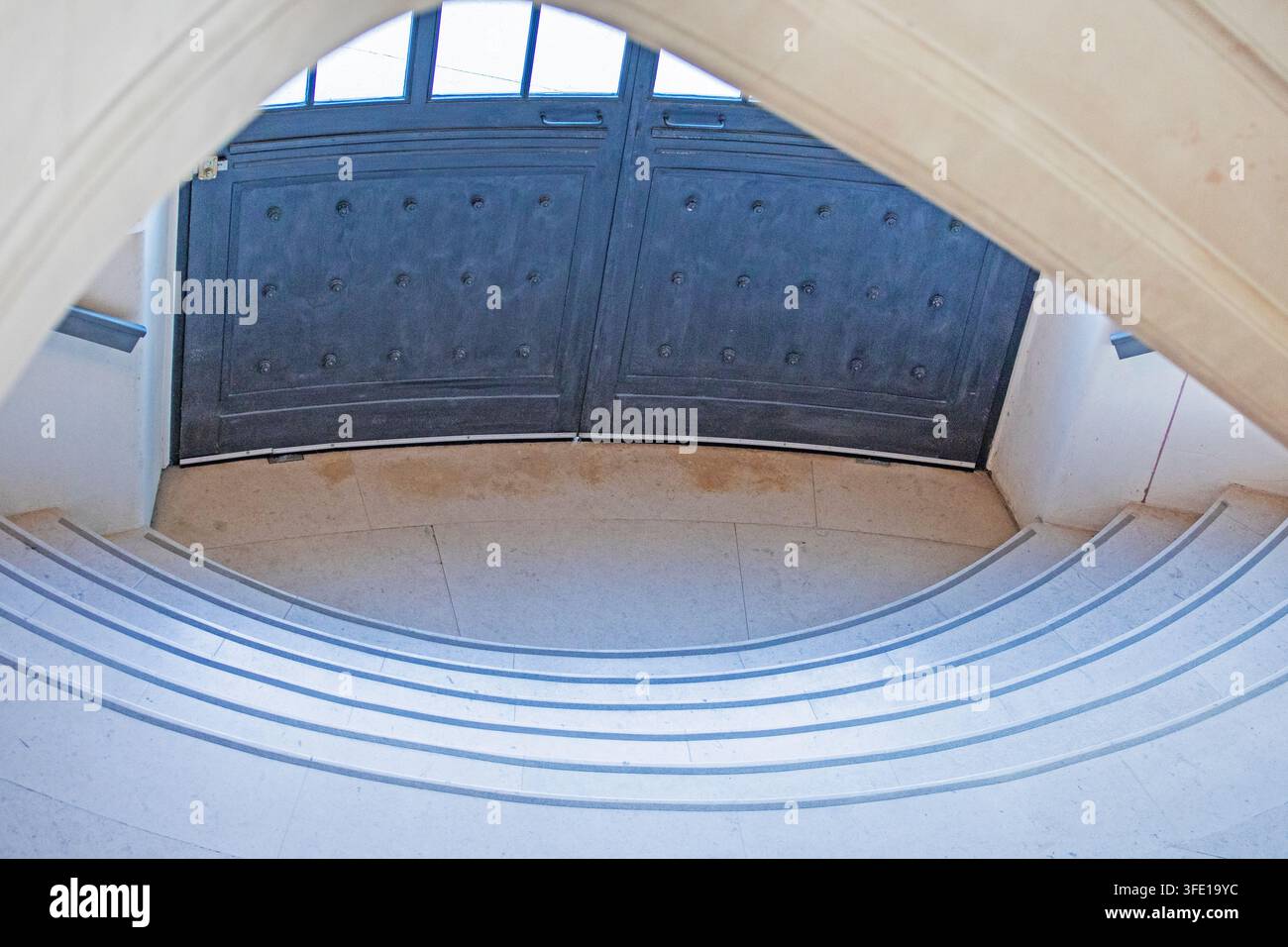 Interno dell'ingresso di un edificio con una scala semicircolare Foto Stock
