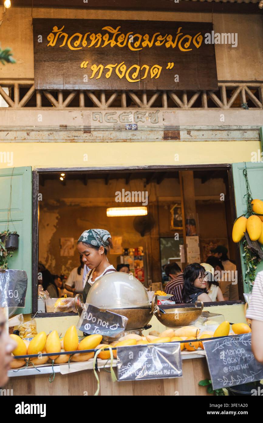 Bancarella di dolci di Bangkok che serve riso appiccicoso al mango Foto Stock