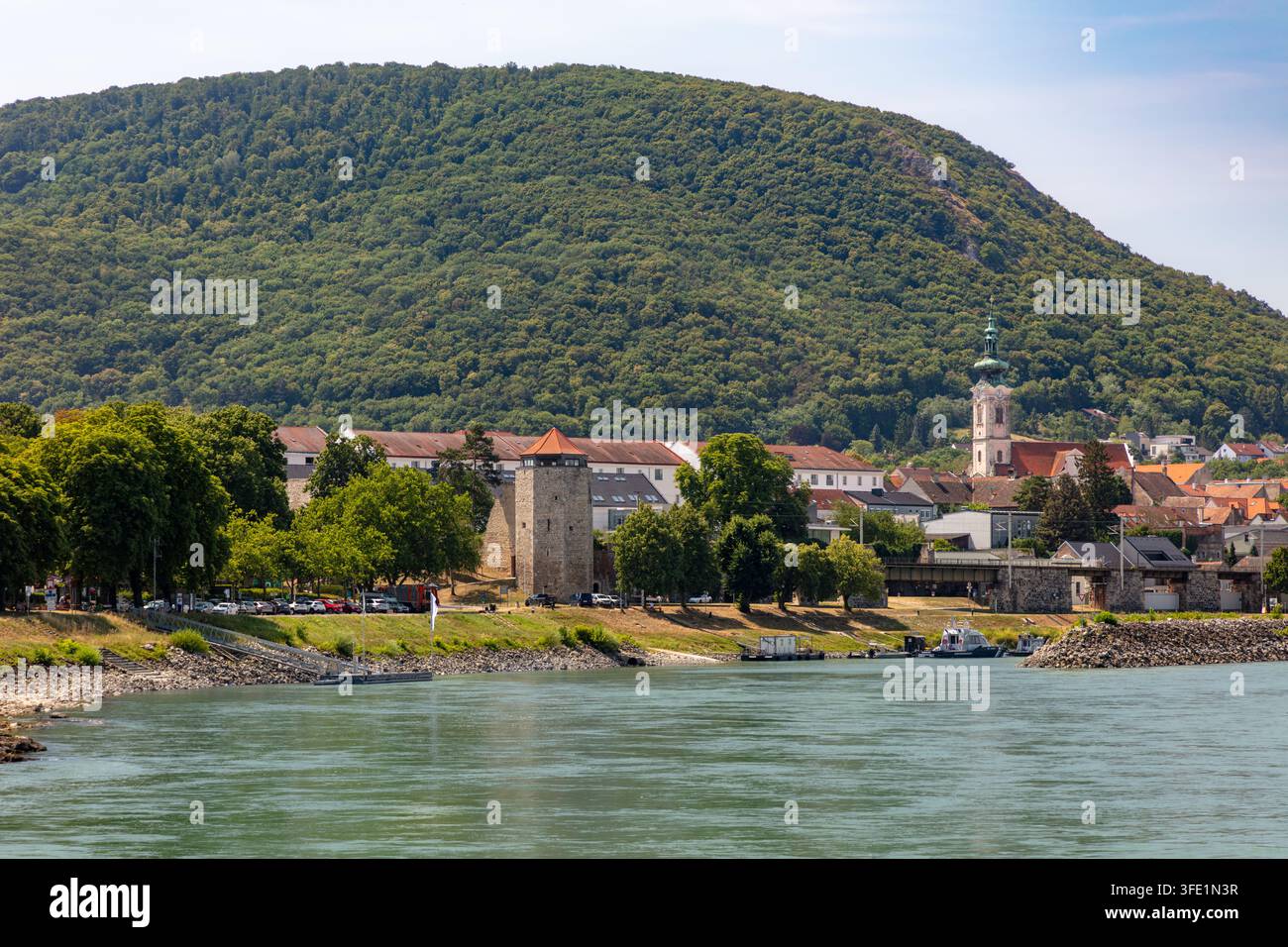 Hainburg an der Donau – Hainburg sul Danubio – con la chiesa dei Santi Filippo e Giacomo (costruita nel 1706) – Hainburg, Austria Foto Stock