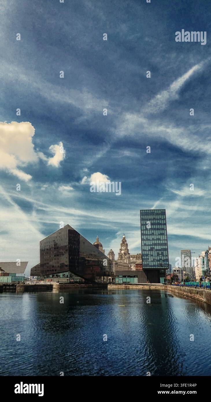 Panorama di Liverpool e bacino dell'Albert Dock visti dall'Albert Dock. Foto Stock