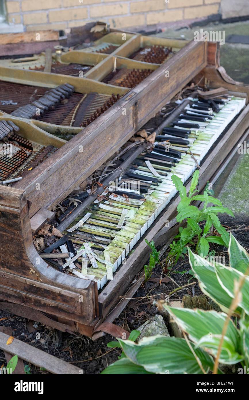 Detroit, Michigan – Un pianoforte a coda lasciato a decadere fuori da una residenza. Foto Stock