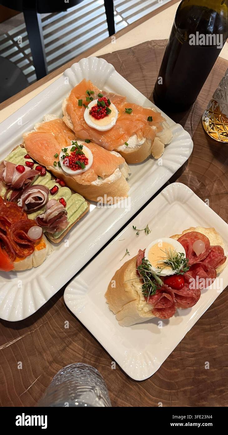 Vista aerea di panini aperti tradizionali chlebicky serviti su piatti bianchi durante il catering Foto Stock