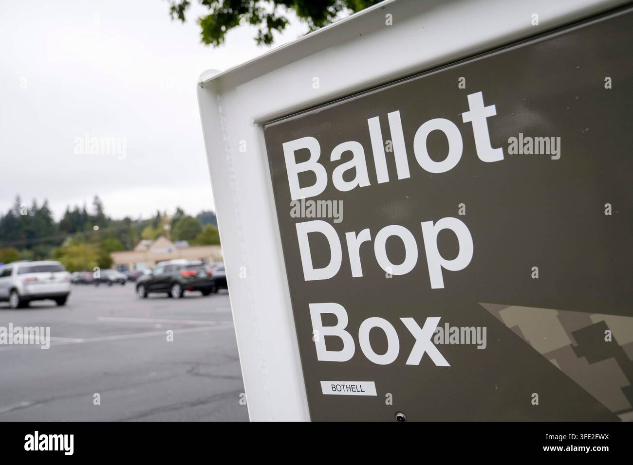Bothell, Washington, USA. 1 set, 2026. Una casella per il deposito delle schede elettorali della Contea di Snohomish si trova ai margini di un parcheggio a Bothell, Washington, USA, martedì 1 settembre 2026. Oltre il 98% degli elettori dello stato di Washington utilizza il sistema di voto per corrispondenza, sebbene una grande percentuale di elettori utilizzi caselle per il deposito delle schede elettorali come questa invece di inviarle tramite il servizio postale. La fessura per l’inserimento ha un cartello "chiuso" perché non è in corso un’elezione attiva. L’amministrazione Trump ha cercato di limitare il voto per corrispondenza attraverso ordini esecutivi e nuove regole su come il United States Postal Service elabora un Foto Stock
