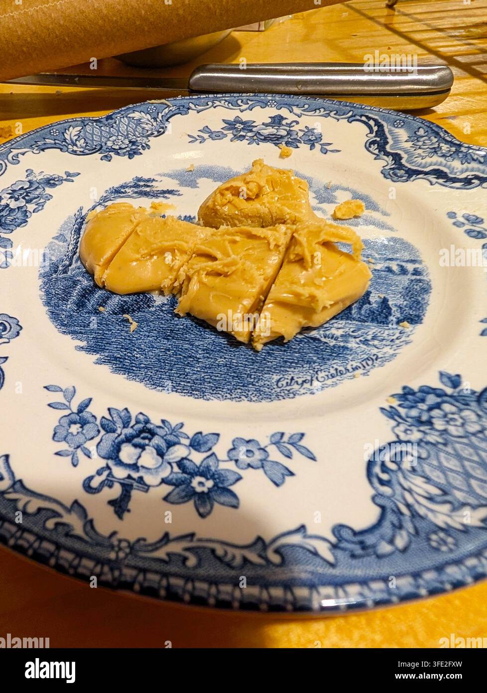 Un assaggio di speciale fudge natalizio su un piatto bianco e blu antico. - Immagine stock catturata con smartphone
