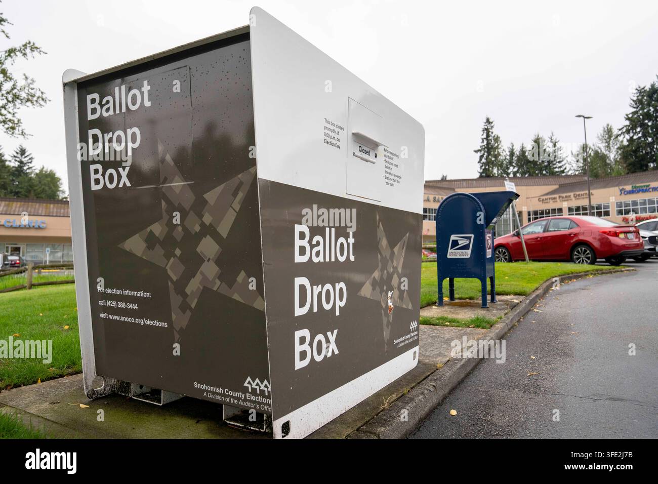Bothell, Washington, USA. 1 set, 2026. Una casella per il deposito delle schede elettorali della Contea di Snohomish si trova ai margini di un parcheggio a Bothell, Washington, USA, martedì 1 settembre 2026. Oltre il 98% degli elettori dello stato di Washington utilizza il sistema di voto per corrispondenza, sebbene una grande percentuale di elettori utilizzi caselle per il deposito delle schede elettorali come questa invece di inviarle tramite il servizio postale. La fessura per l’inserimento ha un cartello "chiuso" perché non è in corso un’elezione attiva. L’amministrazione Trump ha cercato di limitare il voto per corrispondenza attraverso ordini esecutivi e nuove regole su come il United States Postal Service elabora un Foto Stock