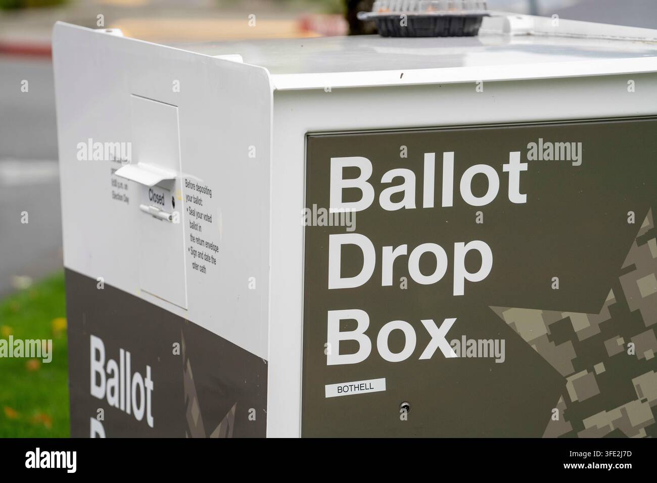Bothell, Washington, USA. 1 set, 2026. Una casella per il deposito delle schede elettorali della Contea di Snohomish si trova ai margini di un parcheggio a Bothell, Washington, USA, martedì 1 settembre 2026. Oltre il 98% degli elettori dello stato di Washington utilizza il sistema di voto per corrispondenza, sebbene una grande percentuale di elettori utilizzi caselle per il deposito delle schede elettorali come questa invece di inviarle tramite il servizio postale. La fessura per l’inserimento ha un cartello "chiuso" perché non è in corso un’elezione attiva. L’amministrazione Trump ha cercato di limitare il voto per corrispondenza attraverso ordini esecutivi e nuove regole su come il United States Postal Service elabora un Foto Stock