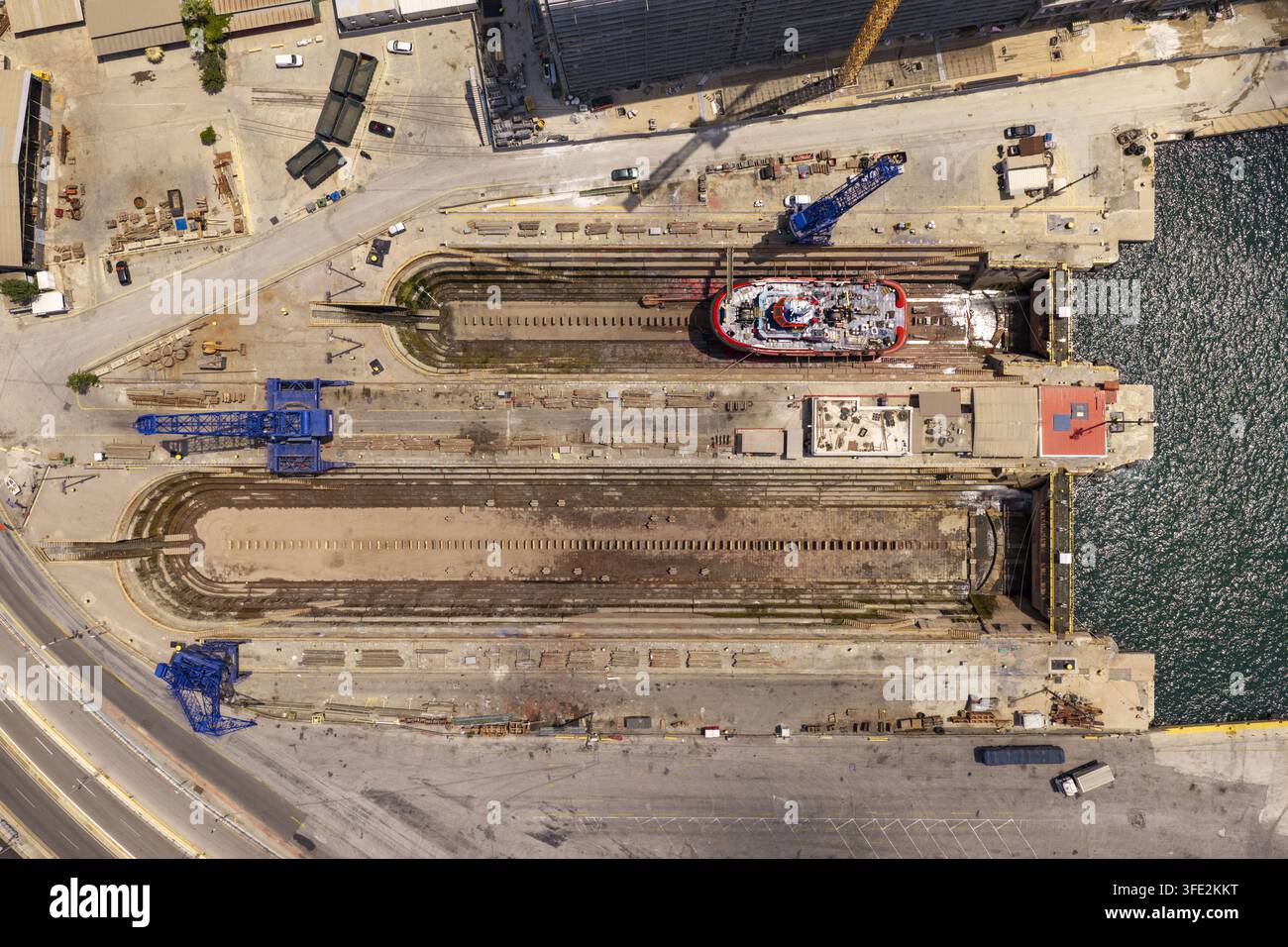 Veduta aerea del cantiere navale industriale e delle calette asciutte nel porto del Pireo, Grecia. Foto Stock