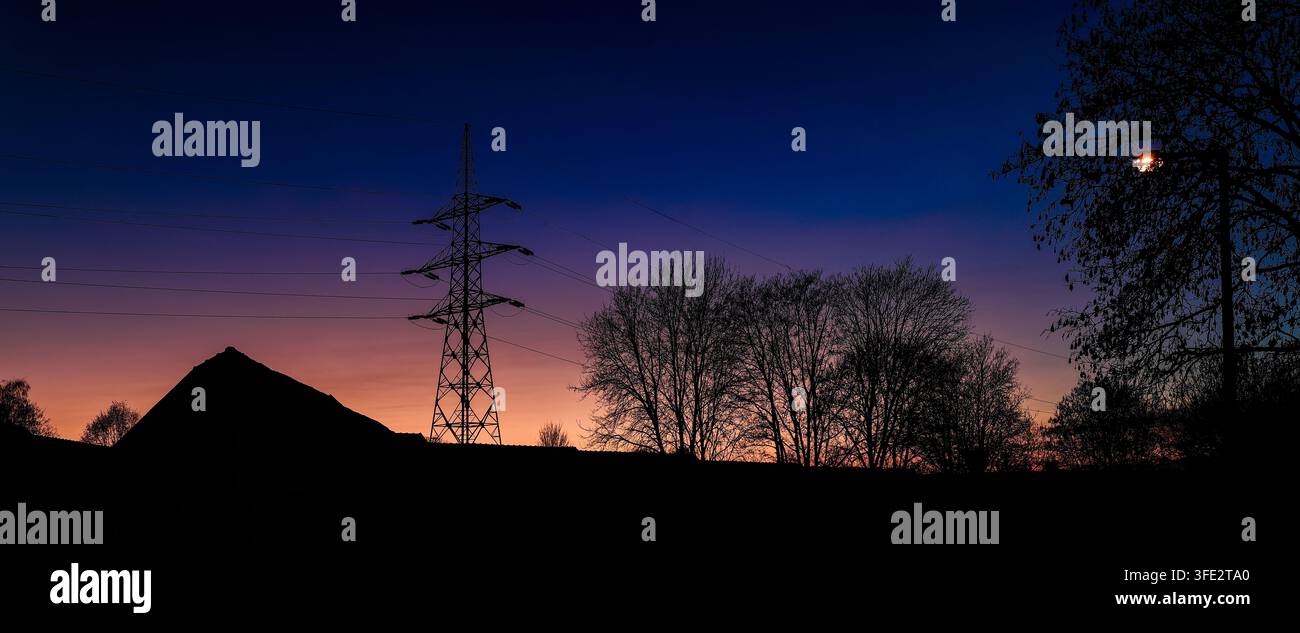 Palo elettrico con cavo al tramonto Foto Stock