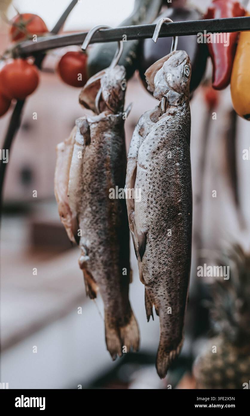 Pesce di frutti di mare affumicato all'aperto Foto Stock
