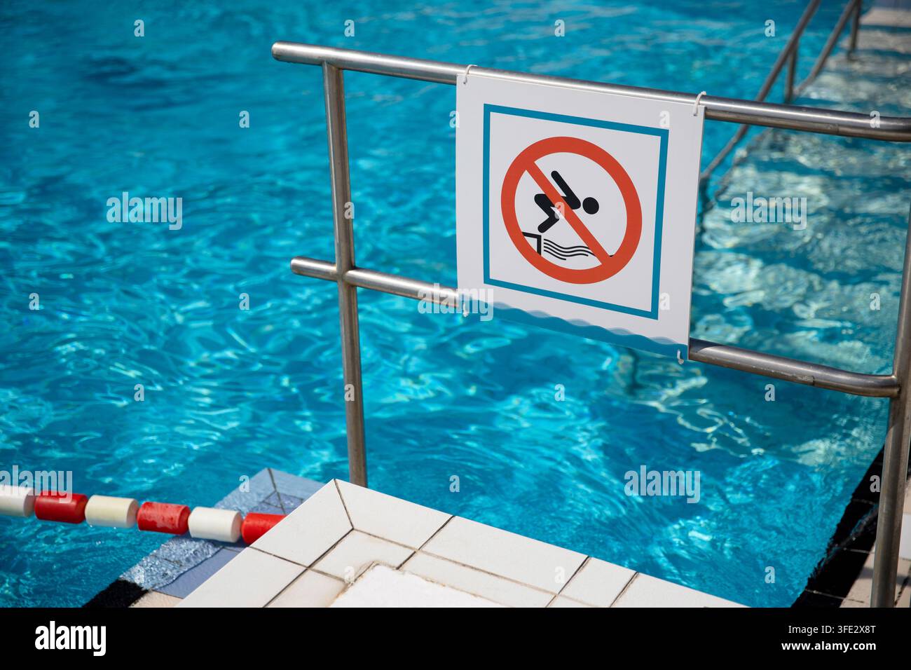 Pittogramma che mostra il divieto di saltare in piscina Foto Stock