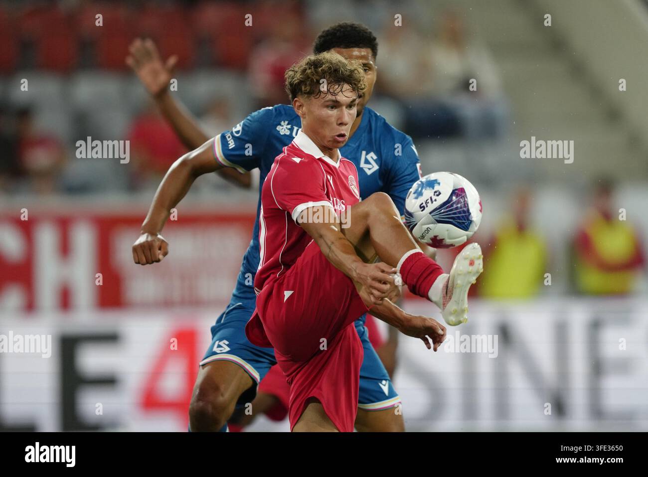 Thun, Svizzera. 02 set, 2026. Thun, Svizzera - 2 settembre: Simon Lengen (80 THU) contro Karim Sow (71 Lausanne) durante la partita di Brack Super League tra il FC Thun e il FC Lausanne-Sport al VISANA STADION il 2 settembre 2026 a Thun, Svizzera. Crediti: SPP Sport Press Photo. /Alamy Live News Foto Stock