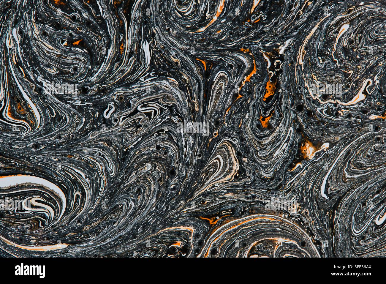 Sfondo marmorizzato bianco e nero ipnotico con delicati accenti arancioni e dettagli vorticosi Foto Stock