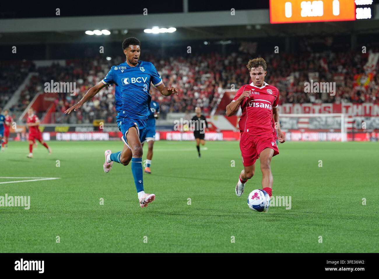 Thun, Svizzera. 02 set, 2026. Thun, Svizzera - 2 settembre: Simon Lengen (80 THU) contro Karim Sow (71 Lausanne) durante la partita di Brack Super League tra il FC Thun e il FC Lausanne-Sport al VISANA STADION il 2 settembre 2026 a Thun, Svizzera. Crediti: SPP Sport Press Photo. /Alamy Live News Foto Stock