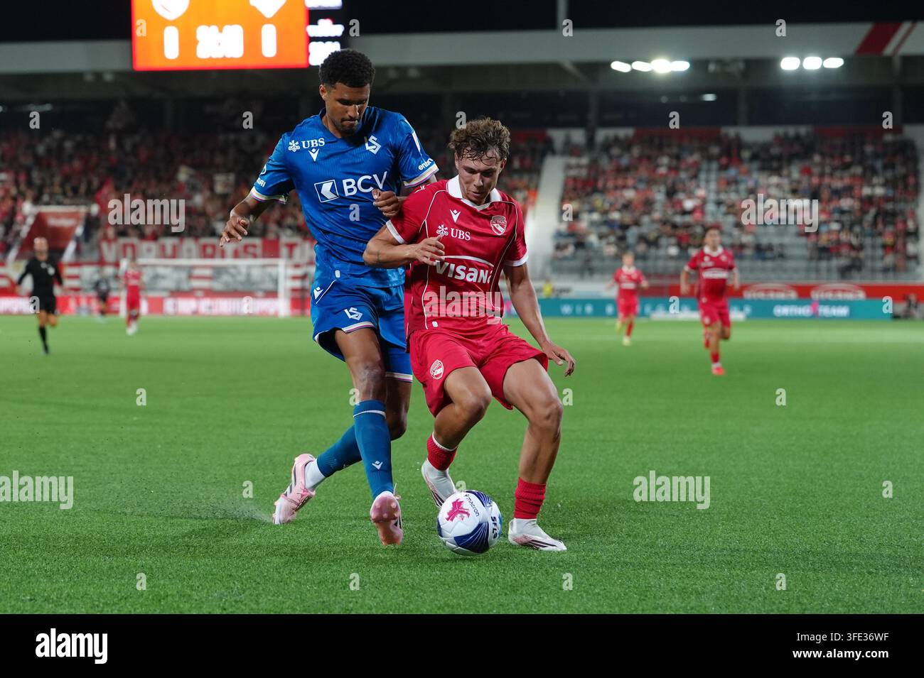 Thun, Svizzera. 02 set, 2026. Thun, Svizzera - 2 settembre: Simon Lengen (80 THU) contro Karim Sow (71 Lausanne) durante la partita di Brack Super League tra il FC Thun e il FC Lausanne-Sport al VISANA STADION il 2 settembre 2026 a Thun, Svizzera. Crediti: SPP Sport Press Photo. /Alamy Live News Foto Stock