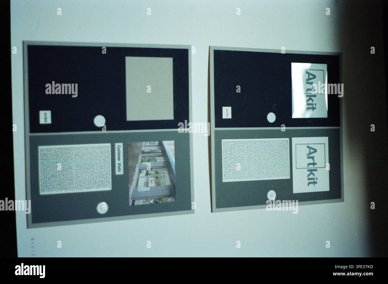 Due pannelli di presentazione di design grafico incorniciati montati su un muro bianco, che mostrano layout di branding con blocchi di testo, loghi e immagini in scuro e chiaro Foto Stock