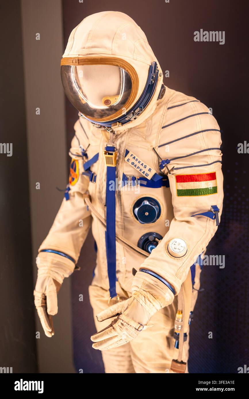Tuta spaziale sovietica del cosmonauta ungherese Bertalan Farkas - Esposizione Huniverzum, 09 aprile 2026. Budapest, Ungheria Foto Stock