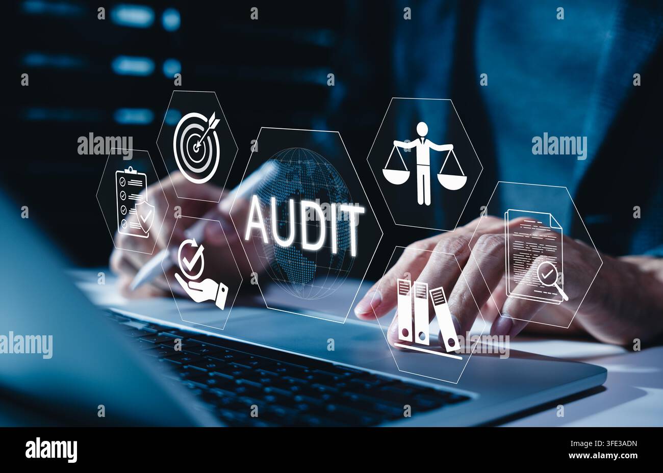 Concetto di audit aziendale. Professionista che conduce un audit aziendale utilizzando un laptop con interfaccia virtuale che visualizza l'analisi dei dati di audit e conformità Foto Stock