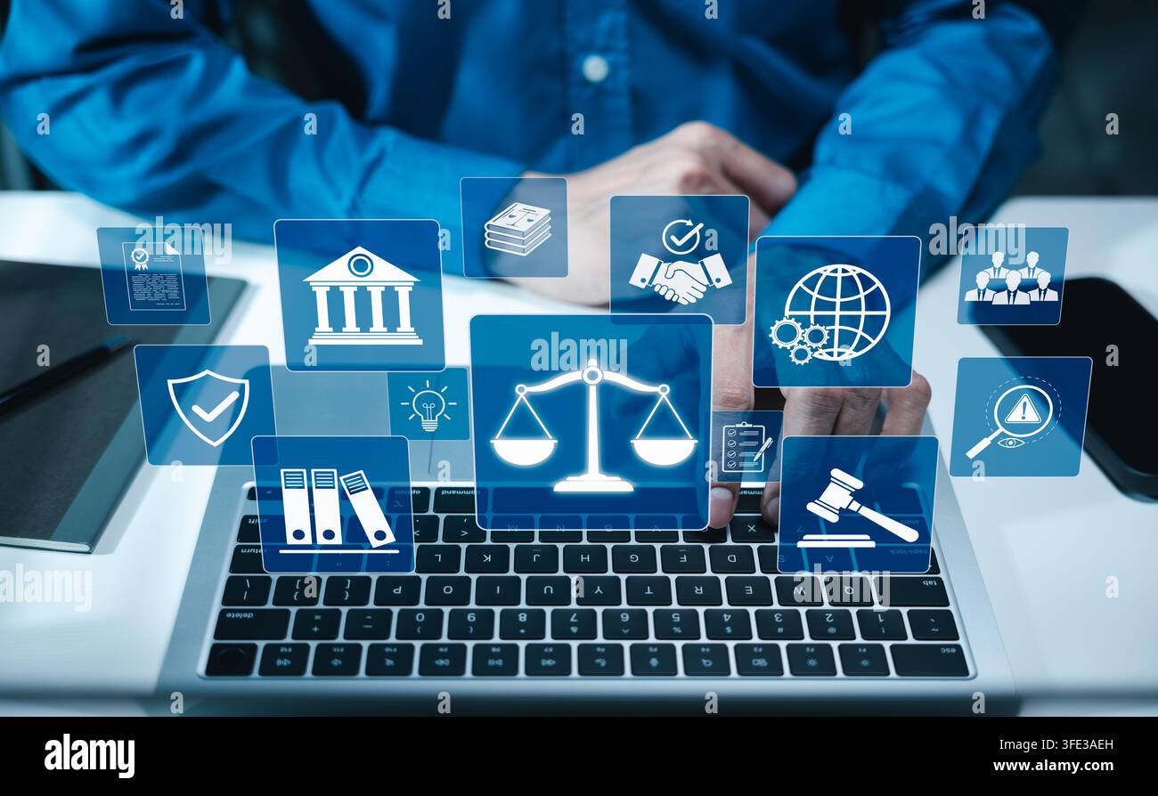 Professionista legale con icone giustizia. Professionista legale che utilizza un laptop con icone virtuali che simboleggiano legge, giustizia e servizi legali. legis degli affari Foto Stock